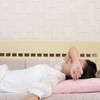 横になる女性