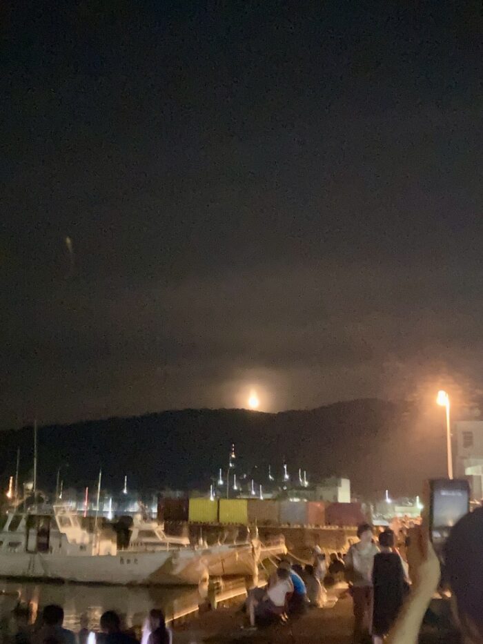 港から見えるお月さまがまんまるでキレイでした。